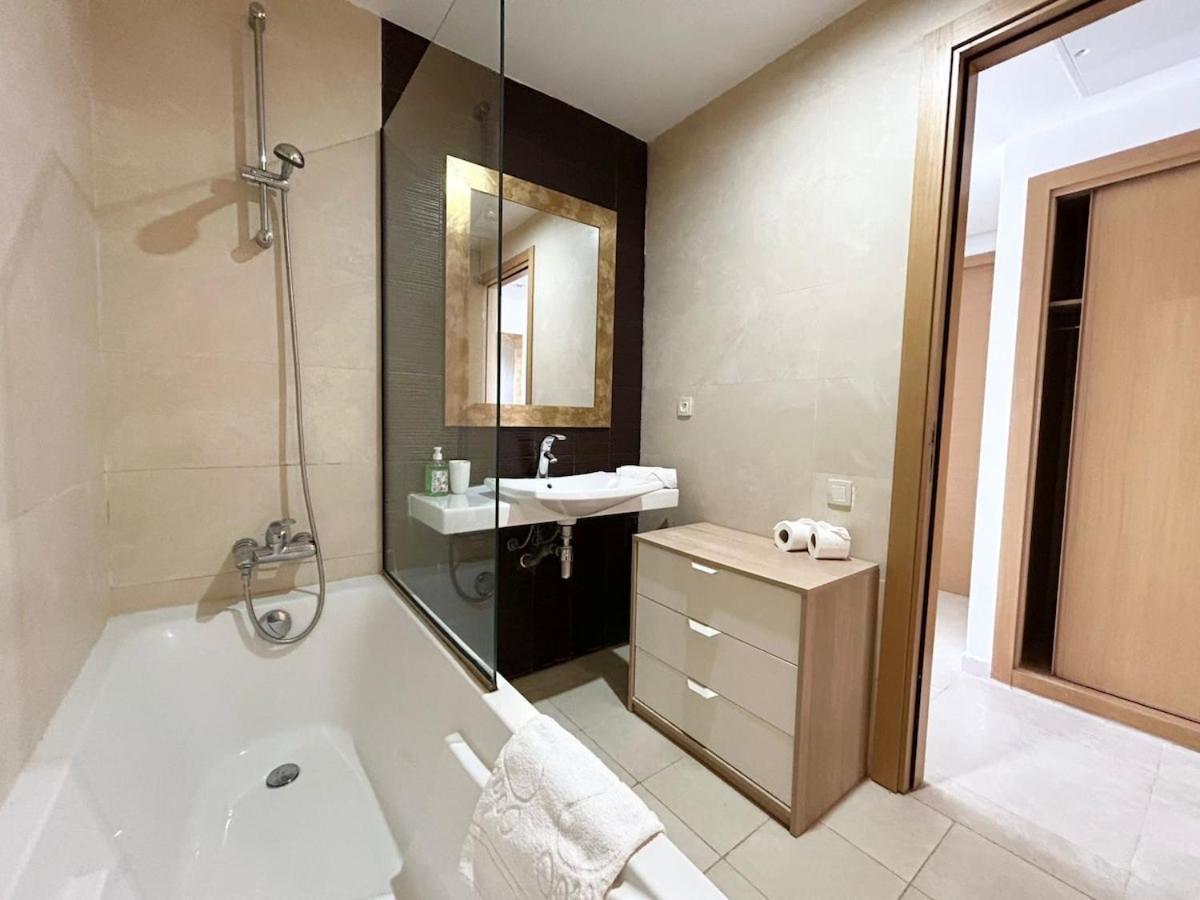 Ocean & Pool View Flat - 2 Bedrooms & Terrace *