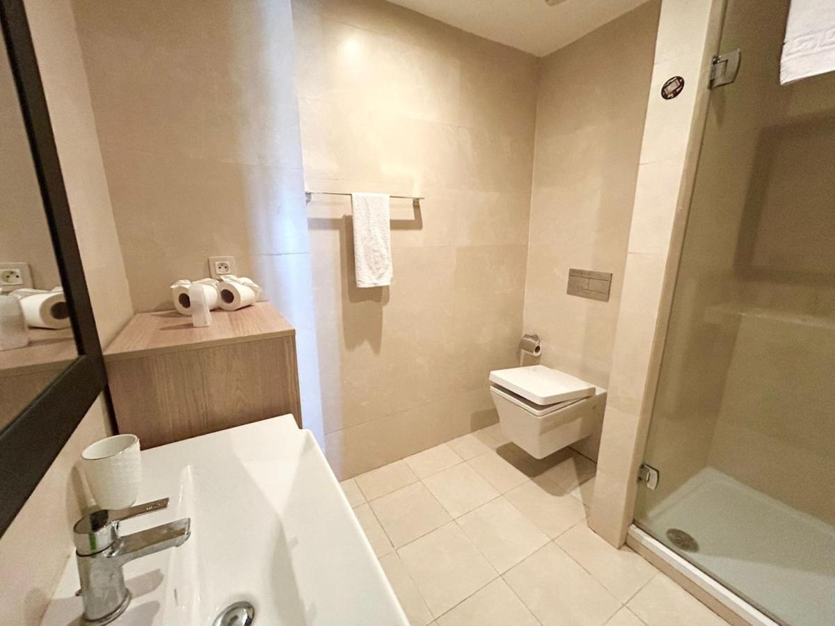 Ocean & Pool View Flat - 2 Bedrooms & Terrace *